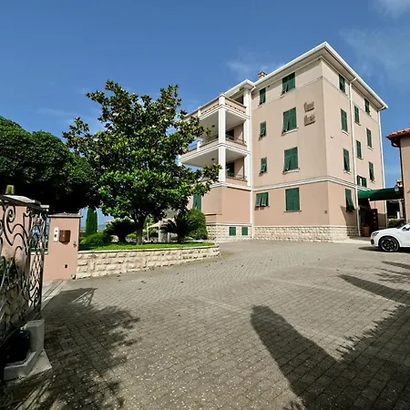 לינה וארוחת בוקר Hresc S 4*