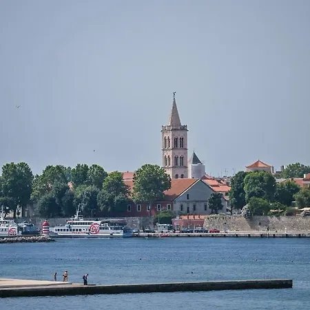 לינה וארוחת בוקר Hresc S 4*