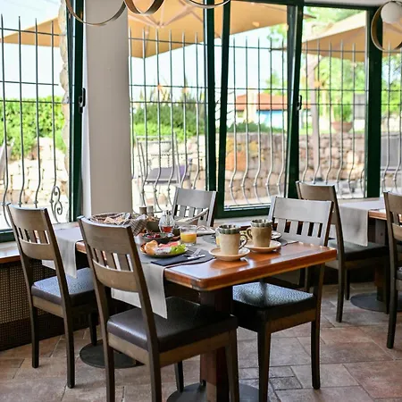 לינה וארוחת בוקר Hresc S 4*