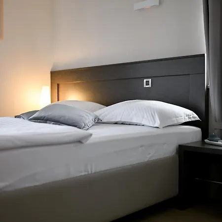 לינה וארוחת בוקר Hresc S 4*