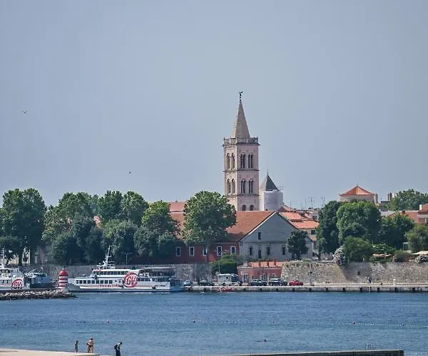 לינה וארוחת בוקר Hresc S 4*